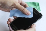 كيف تنظف شاشة هاتفك دون خدوش؟.. خطوات بسيطة وآمنة