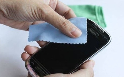 كيف تنظف شاشة هاتفك دون خدوش؟.. خطوات بسيطة وآمنة