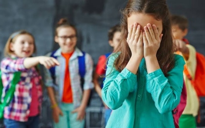 علماء نفس يشرحون أسباب السخرية من الآخرين