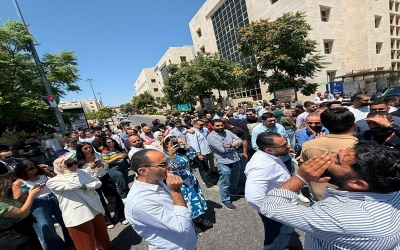 وقفة احتجاجية لموظفي مجمع الملك الحسين للأعمال رفضاً لرسوم المواقف