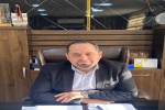 “حين يمر الزمن بنا هل نحن من يعيشه أم أنه من يعيشنا؟”