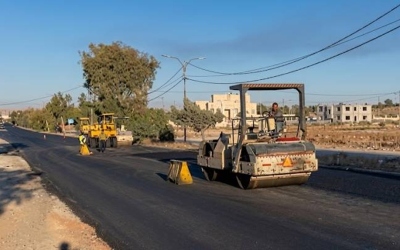 أمانة عمّان تنفذ أعمال تعبيد ليلية في شارع مكة