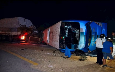 3 قتلى و51 مصاب في تصادم حافلة وسيارة نقل شمالي مصر