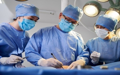 بريطانيا تشطب جراحًا مصريًا من السجل الطبي بعد أخطاء خطيرة