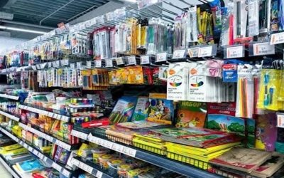 تجارة عمان: المستلزمات المدرسية متوفرة بكميات كبيرة وأسعار مستقرة بالسوق المحلية