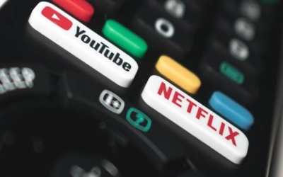 صراع العمالقة: “يوتيوب” ترصد الملايين لردع “نتفلكس” عن استقطاب كبار صناع المحتوى