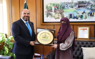 جامعة اليرموك تكرّم طالبة حفظت القرآن كاملاً ونالت الإجازة في قراءته وإقرائه