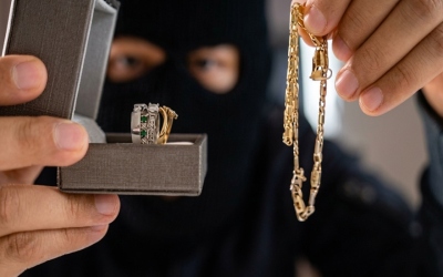 البحث الجنائي بالمفرق يكشف سرقة مصاغ ذهبي خلال 24 ساعة