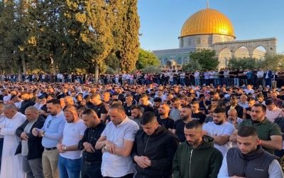 الآلاف يؤدون صلاة الجمعة في الأقصى رغم تشديدات الاحتلال
