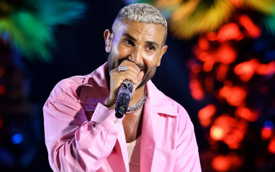 أحمد سعد يغني لكاظم الساهر في أبوظبي ويمازح الجمهور: “أنا مش بتاع حزن”
