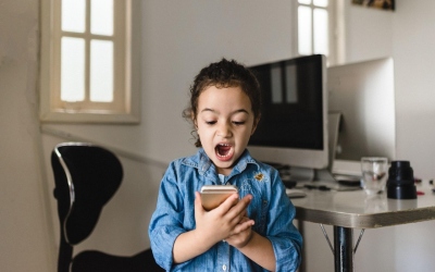 هل تحمي الدول العربية أطفالها من منصات التواصل