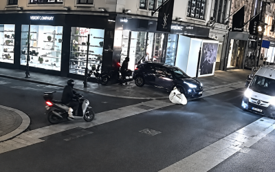 سيارة دفع رباعي تقتحم متجر أزياء شهيراً في لندن لسرقة بضائع ثمينة