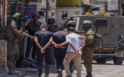 قوات الاحتلال تعتقل 32 فلسطينيا في الضفة