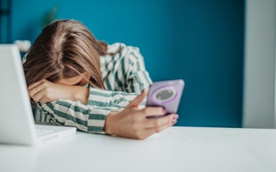 التوتر الرقمي: كيف يتحول الهاتف الذكي إلى مصدر للضغط النفسي؟