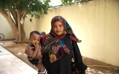 فيديو مؤثر من الجيزة.. أهالٍ يعيدون طفلاً تائهاً إلى أمه السودانية