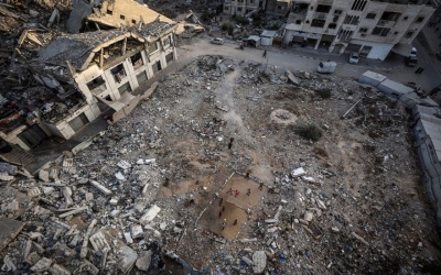 انهيار مبنى متضرر يودي بحياة فلسطينيين وعشرات المفقودين تحت الأنقاض في غزة