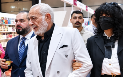 أيمن زيدان يحسم الجدل حول ظهور سيدة متخفية برفقته في معرض بغداد للكتاب: لست مضطراً للإجابة على هذا الفضول