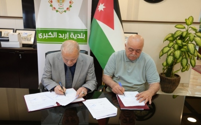 بلدية إربد الكبرى توقع اتفاقية تعبيد شارع الملك حسين “شارع حوارة”