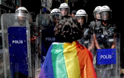 تركيا تعتقل 47 شخصاً وتداهم جمعيات مثلية