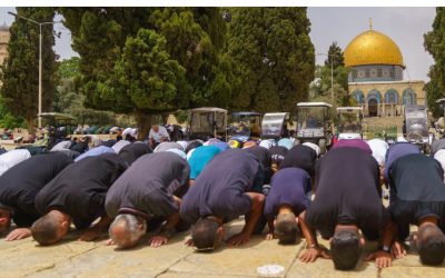 عشرات الآلاف يؤدون صلاة الجمعة في الأقصى رغم حصار الاحتلال