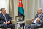 القاضي والسفير البريطاني يبحثان تعزيز التعاون ودعم حل الدولتين