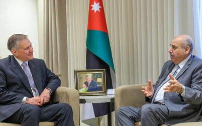 القاضي والسفير البريطاني يبحثان تعزيز التعاون ودعم حل الدولتين