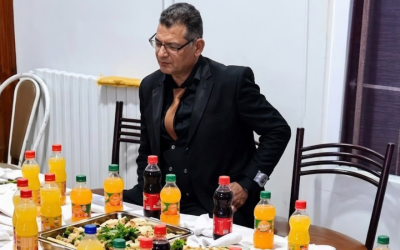 بالفيديو.. تعاطف واسع مع عريس جزائري احتفل بزفافه وحيداً