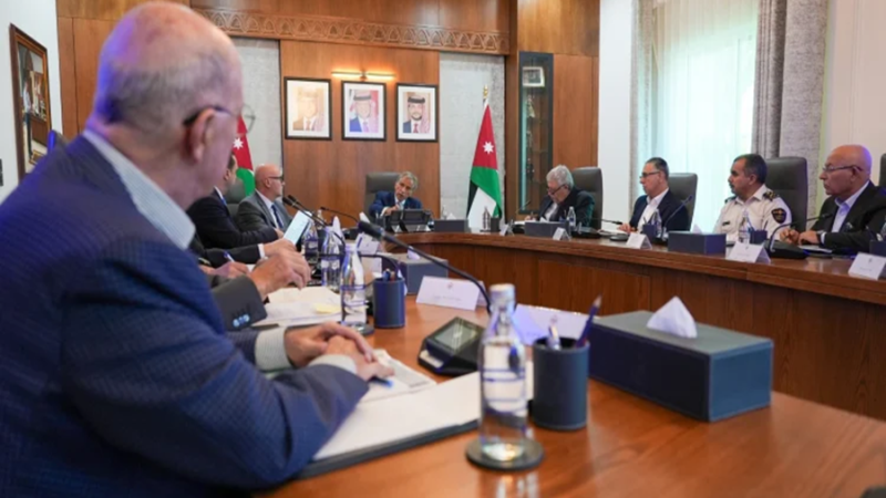 رئيس الوزراء يوجه بإغلاق المنشآت التي تقدم الأرجيلة والتبغ للقاصرين