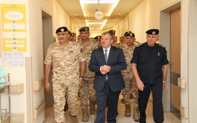 رئيس هيئة الأركان ومديري المخابرات والأمن العام يزورون مصابي حادثة حافلة خدمة العلم ويعزون ذوي المتوفين