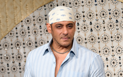 سلمان خان يخلع قميصه على الهواء ردًا على الساخرين من وزنه وعمره في Bigg Boss 20