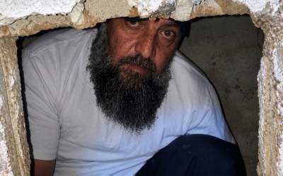 ظنّه أبناؤه ميتاً.. سوري خرج من مخبأ لا يتّسع لمتر بعد 13 عاماً