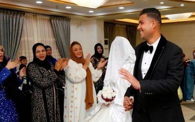 منع دخول العريس إلى صالة الفرح يشعل الجدل في سوريا… «ما جرمه؟»