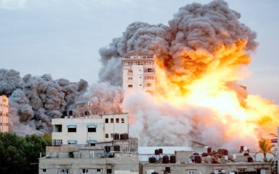 جيش الاحتلال يقصف رفح ويفجّر منازل في شمال غزة