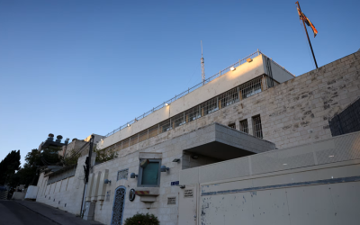 القنصلية البريطانية في القدس تواجه الإغلاق رغم زيارة أرفع مسؤول أمني