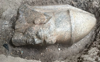 بلاغ من مزارع مصري يقود إلى كشف تمثالين ضخمين لرمسيس الثاني