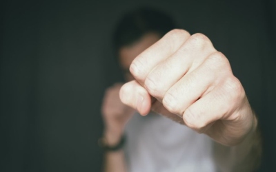 لماذا ترتعش اليدان والرجلان أثناء الشجار؟ طبيب يوضح الأسباب