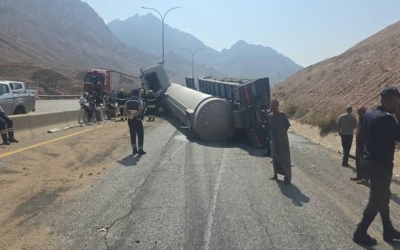 تدهور صهريج محمّل بحمض الفسفوريك على الطريق الصحراوي