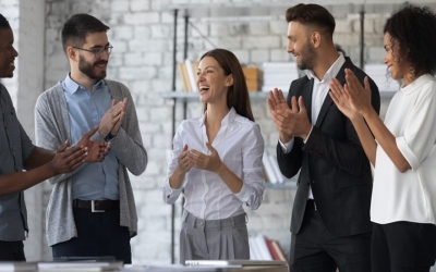 لماذا نتوتر عند سماع المديح؟ خبيرة نفسية تكشف السبب