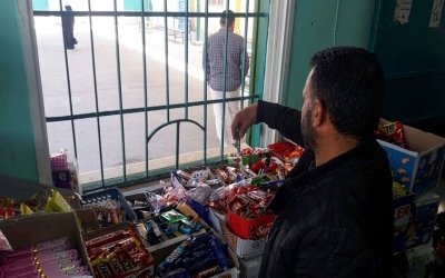 بيان شديد اللهجة من «التربية» الشيبس خارج المقاصف المدرسية